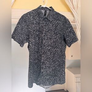 Men’s Lululemon shirt. Size L Never Worn. Navy blue & white print